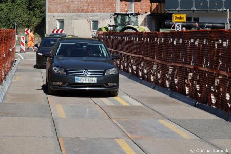 Začasni most v Stranjah povezal levi in desni breg Kamniške Bistrice (34)